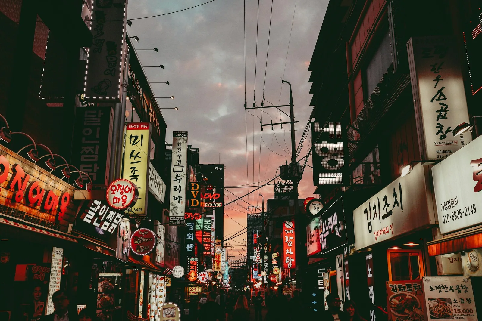 해질 무렵 서울 거리의 간판과 도시 풍경. 특정 업소를 소개하는 사진이 아닙니다.